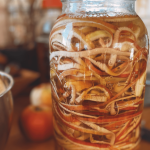 homemade apple cider vinegar recipe fermenting in a mason jar